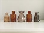 Vaasje flesje donkerbruin bruin mini klein glas reliëf, Huis en Inrichting, Woonaccessoires | Vazen, Overige kleuren, Ophalen of Verzenden