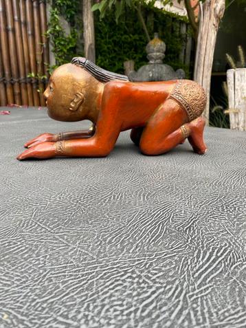 Antieken houten beeld van knielende man beschikbaar voor biedingen