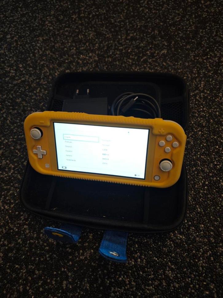 Nintendo Switch Lite Geel zeer compleet uitgevoerd, Spelcomputers en Games, Spelcomputers | Nintendo Switch Lite, Zo goed als nieuw