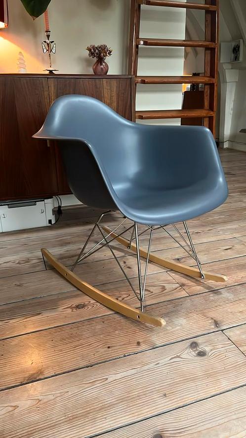 Eames schommelstoel (replica), Huis en Inrichting, Stoelen, Zo goed als nieuw, Eén, Kunststof, Grijs, Ophalen of Verzenden