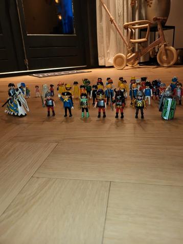 50 Playmobil poppetjes + 2 tractoren + veel accessoires beschikbaar voor biedingen