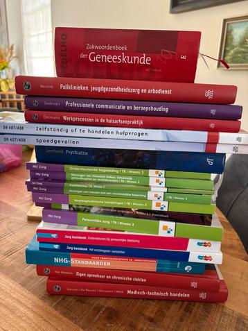 Studieboeken Doktersassistent/Verzorgende 3G/Verpleegkunde beschikbaar voor biedingen
