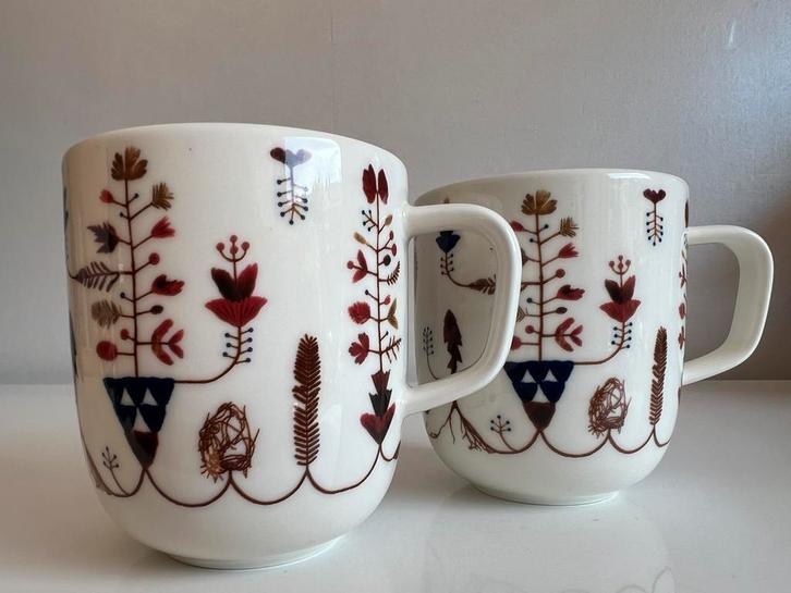 2 Iittala Sarjaton VARPU Fins Patroon Beker Mok Lotta Olsson, Huis en Inrichting, Keuken | Servies, Zo goed als nieuw, Kop(pen) en/of Schotel(s)
