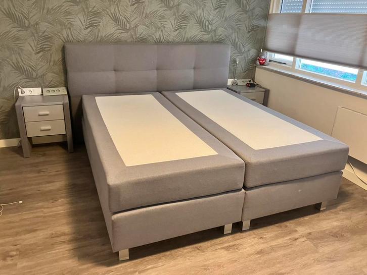 Boxspring twee persoons bed, Huis en Inrichting, Slaapkamer | Boxsprings, Gebruikt, 180 cm, 200 cm, Tweepersoons, Grijs, Ophalen