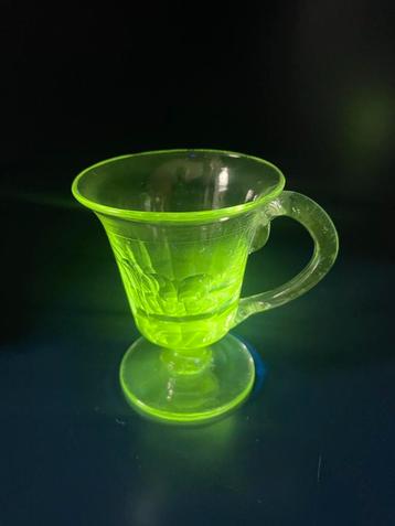 Antiek Custardglas mangaanglas Kopje beschikbaar voor biedingen