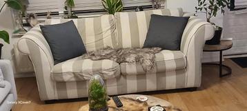 Gratis 2-zitsbank met gestreepte bekleding beschikbaar voor biedingen