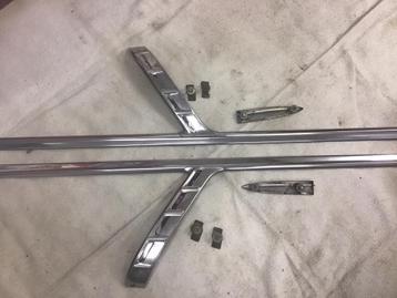 57 Chevy originele RVS zijkant lijsten, side-moulding. beschikbaar voor biedingen