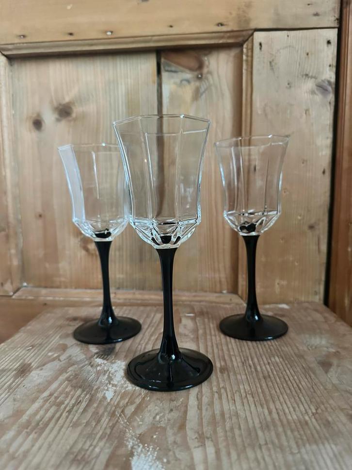 Luminarc France wijnglazen – zwarte voet – 19 cm set van 3, Verzamelen, Glas en Borrelglaasjes, Zo goed als nieuw, Overige typen