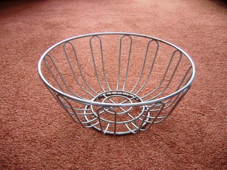 Chromen brood / fruit schaal i.g.s., Huis en Inrichting, Keuken | Servies, Gebruikt, Schaal of Schalen, Overige stijlen, Overige materialen