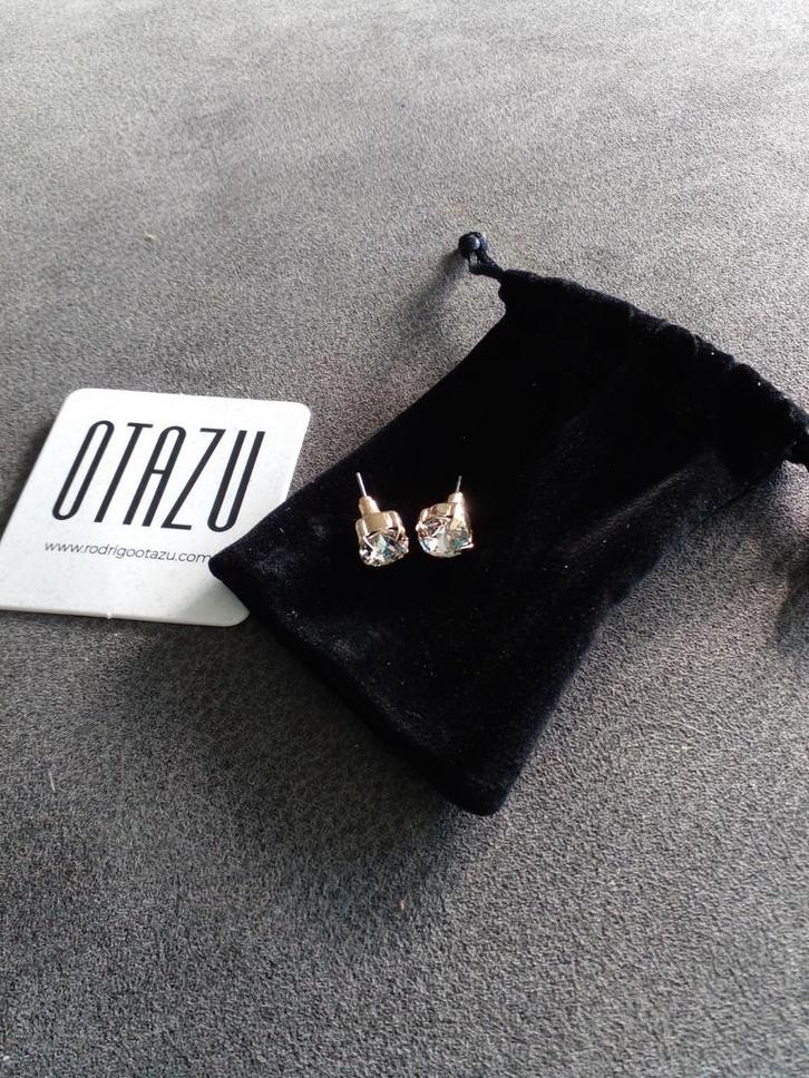 Otazu Oorknopjes met Kristal, Sieraden, Tassen en Uiterlijk, Oorbellen, Zo goed als nieuw, Knopjes of Stekers, Overige materialen