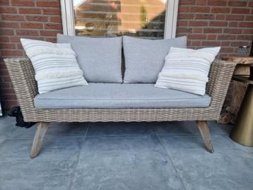Rotan tuinbankje met houten poten, incl kussens
Ziet er nog  beschikbaar voor biedingen