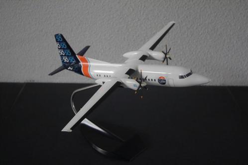 Fokker 50 schaalmodel 1/72 zgan Graphideco+Mok+Sjaal, Verzamelen, Luchtvaart en Vliegtuigspotten, Zo goed als nieuw, Schaalmodel