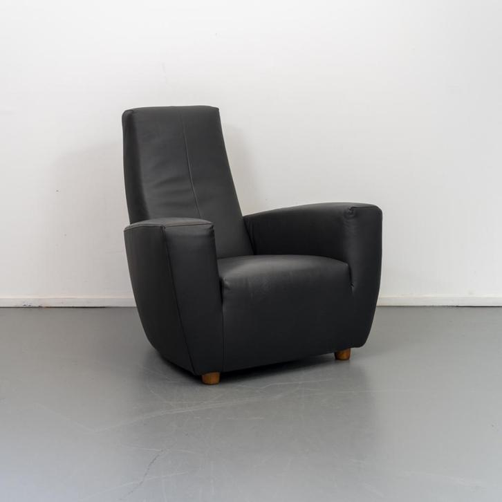 2x Label Longa Fauteuil Zwart Leder - Eikenhouten Pootjes, Huis en Inrichting, Fauteuils, Zo goed als nieuw, Hout, Leer, 75 tot 100 cm