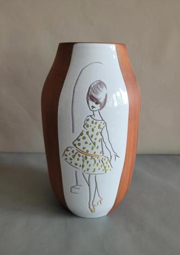 Vintage vaasje / kerateak / Aalten keramiek met vrouw-figuur beschikbaar voor biedingen