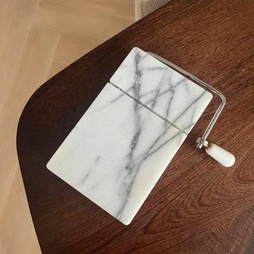Marmeren kaas plank met kaassnijder beschikbaar voor biedingen