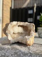 Bergkristal geode van ruim 9 kilo, Verzamelen, Mineralen en Fossielen, Ophalen of Verzenden, Mineraal