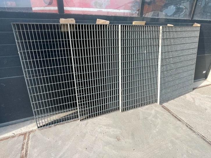 4x Gegalvaniseerde Looproosters / Gaasroosters 124 x 99,5cm, Doe-het-zelf en Verbouw, Metalen, Gebruikt, IJzer, Ophalen