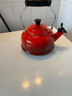 Le Creuset Fluitketel Rood, Huis en Inrichting, Keuken | Potten en Pannen, Ophalen of Verzenden, Gebruikt, Gietijzer, Pot, Bus of Blik