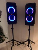 TE HUUR 2x JBL Partybox 310 inclusief statieven + microfoons, Ophalen, Zo goed als nieuw, Overige