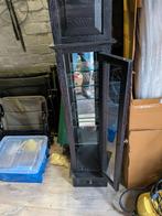 Zwarte vitrine kast en spiegel achter kant en een laatje ond, Huis en Inrichting, Kasten | Vitrinekasten, Ophalen, Zo goed als nieuw
