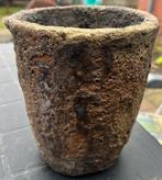 Antieke  smeltkroes van lavasteen, Ophalen