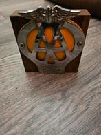 Vintage AA Auto Badge op Houten Voet - Verzamelaarsobject, Ophalen of Verzenden, Gebruikt