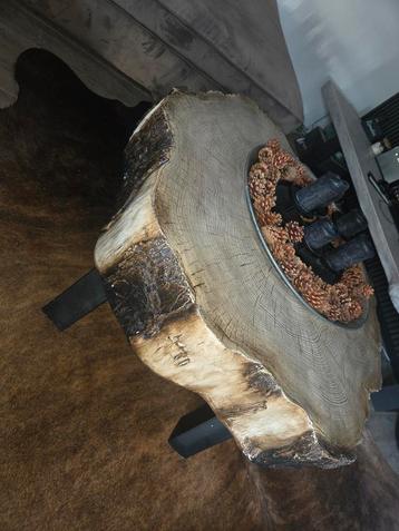 Boomstam Salontafel met Metalen Poten beschikbaar voor biedingen