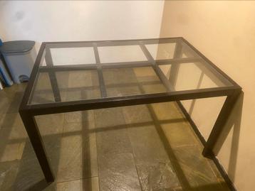 Tafel met glasplaat beschikbaar voor biedingen