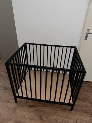 Zwarte babybox met matras - Zo goed als nieuw! beschikbaar voor biedingen