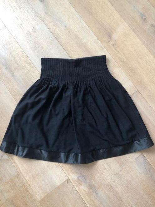 Nieuw zwierig zwart rokje van Zara met satijnen band M, Kleding | Dames, Rokken, Nieuw, Maat 38/40 (M), Zwart, Boven de knie, Ophalen of Verzenden
