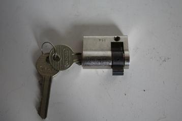 cilinderslot 4 cm beschikbaar voor biedingen