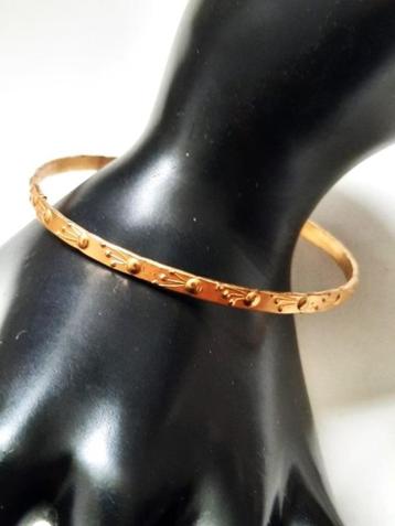 Goudkleurige smalle armband met gedecoreerde rand beschikbaar voor biedingen