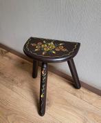 Oud donkerbruin met bloemen beschilderd krukje - driepoot, Huis en Inrichting, Krukjes, Ophalen of Verzenden, Gebruikt, Hout