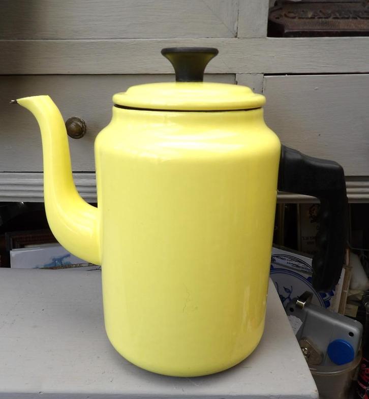 oude emaille koffiepot/ geel emaille koffiekan/ theepot, Antiek en Kunst, Antiek | Emaille, Ophalen of Verzenden