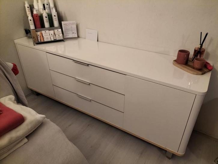 Strak hoogglans dressoir - modern design, Huis en Inrichting, Kasten | Dressoirs, Zo goed als nieuw, 150 tot 200 cm, 25 tot 50 cm