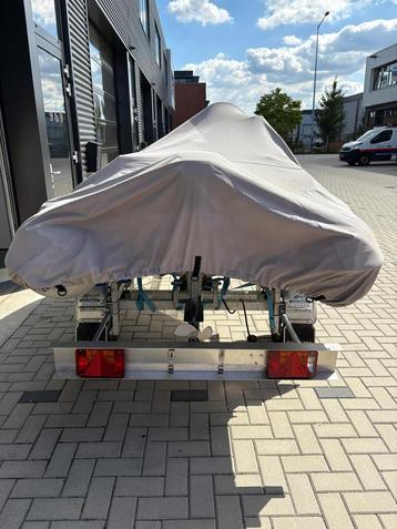 Rubber boot met trailer beschikbaar voor biedingen