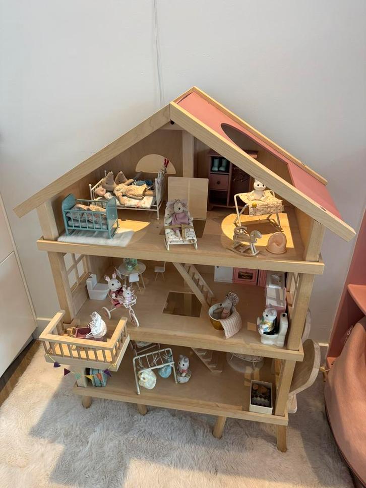 Goki poppenhuis met Maileg muizen en Sylvanian families, Kinderen en Baby's, Speelgoed | Poppenhuizen, Poppenhuis, Ophalen