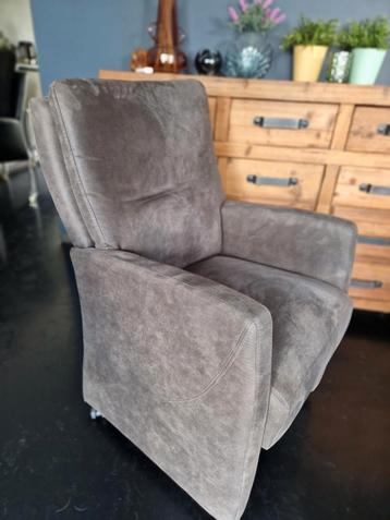 4x Comfortabele eetkamerstoel met armleuning en wieltjes beschikbaar voor biedingen