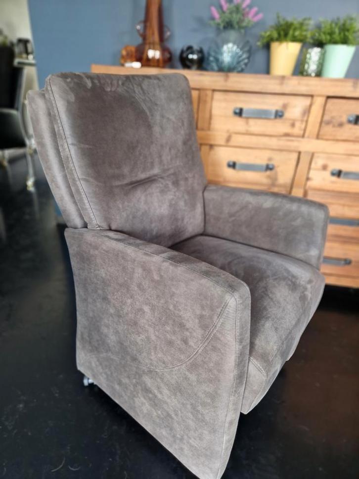 4x Comfortabele eetkamerstoel met armleuning en wieltjes, Huis en Inrichting, Complete eetkamers, Zo goed als nieuw, 4 tot 6 stoelen