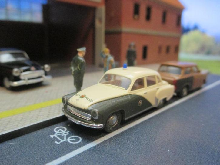 Wartburg 311 Limousine - Brekina DDR Vo-Po Politie, Hobby en Vrije tijd, Modelauto's | 1:87, Zo goed als nieuw, Bus of Vrachtwagen