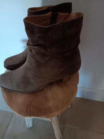 Helioform suede dameslaarsjes maat 42.
Kleur taupe beschikbaar voor biedingen
