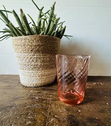 Rosaline Swirl limonadeglaasje beschikbaar voor biedingen