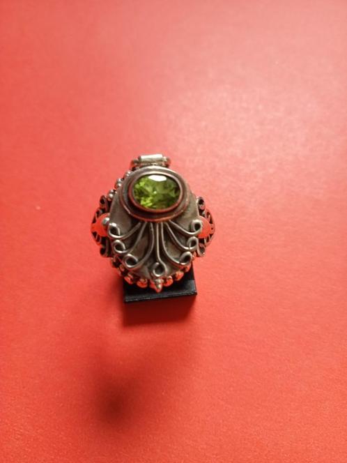 Mooie Zilveren Ring met Peridot - Doosje - maat 17 1/4, Sieraden, Tassen en Uiterlijk, Antieke sieraden, Ring, Zilver, Met edelsteen