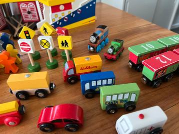Houten treintjes en auto’s Verzameling beschikbaar voor biedingen