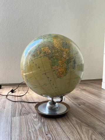 Glazen vintage globe met licht 45cm hoog beschikbaar voor biedingen