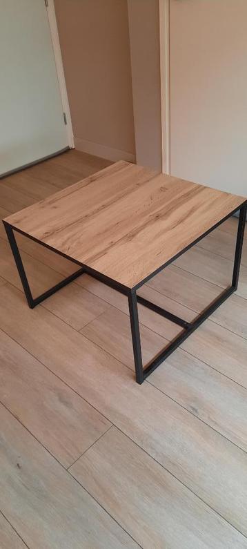 bijzettafel en schemerlamp en bureau ledlamp beschikbaar voor biedingen