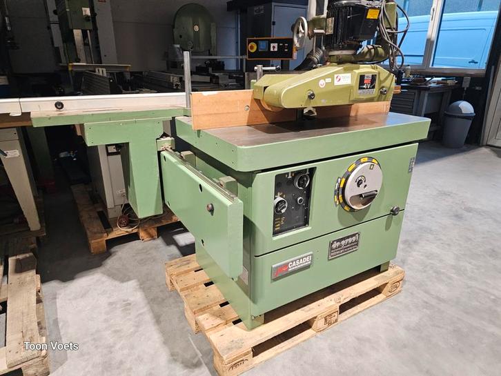 Freesmachine Casadei met pennentafel en aanvoerapparraat, Doe-het-zelf en Verbouw, Gereedschap | Freesmachines, Gebruikt, Elektrisch