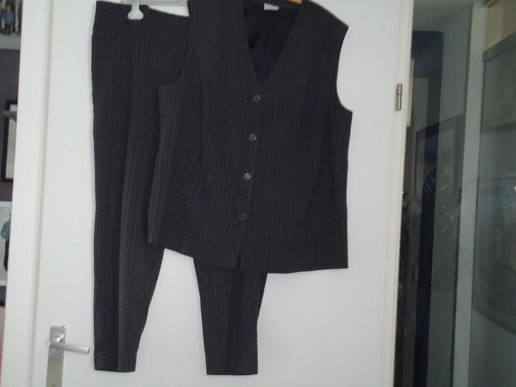 damespak broek met gilet mt 50 grijs met krijtstreep, Kleding | Dames, Jasjes, Kostuums en Pakken, Zo goed als nieuw, Kostuum of Pak