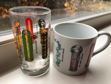 Mok en glas met afbeeldingen condooms beschikbaar voor biedingen