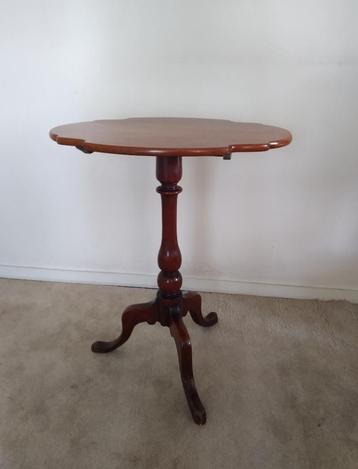 Tilt top tafeltje mahonie met geschulpt blad, ovaal beschikbaar voor biedingen